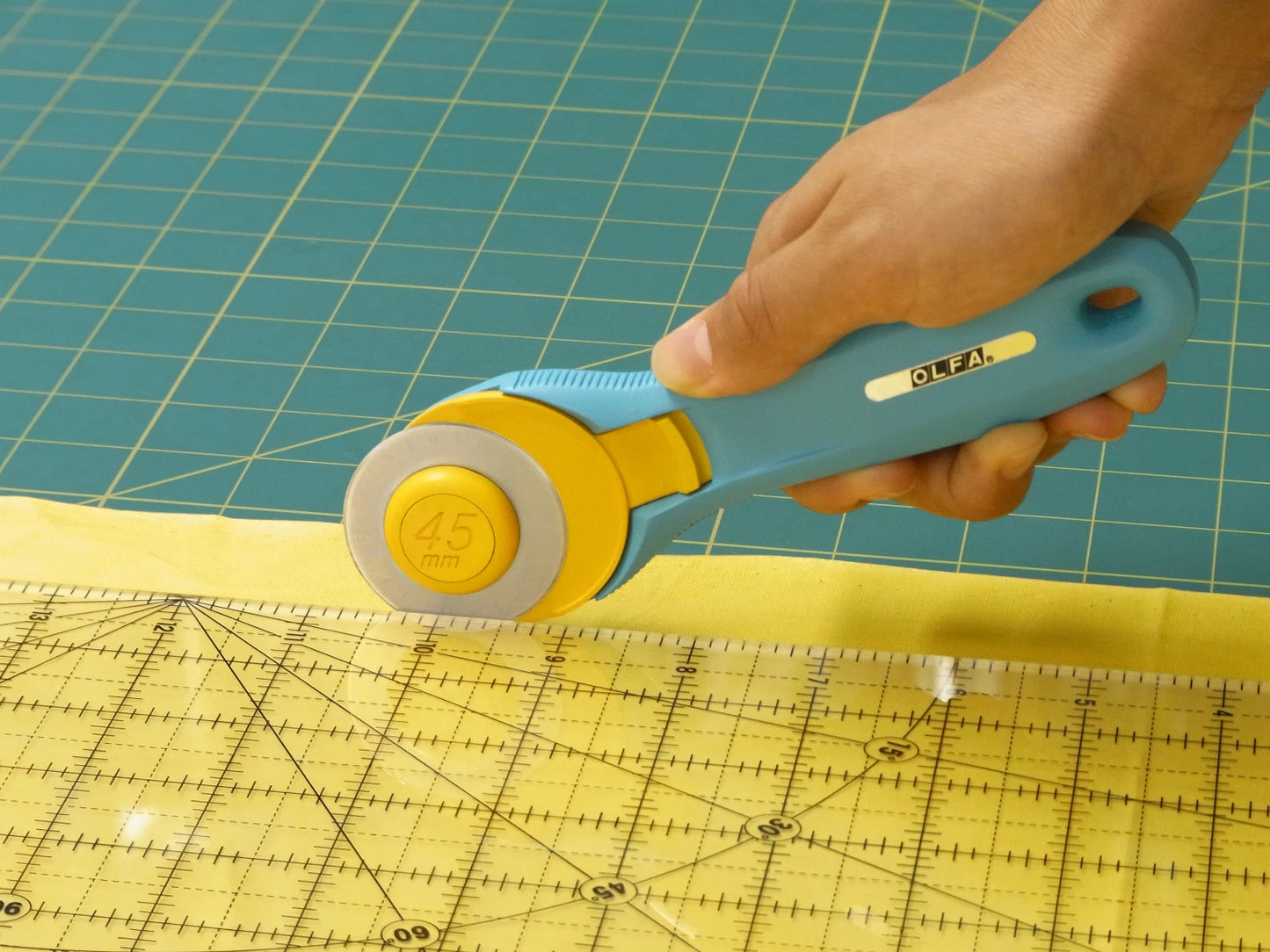 OLFA Splash Rollschneider aqua
