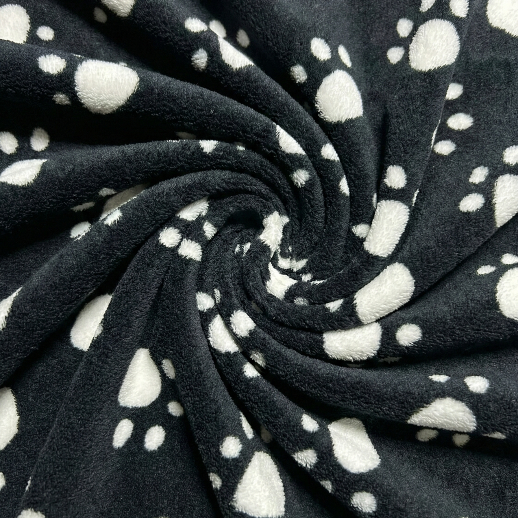Wellness Fleece weiße Pfoten auf schwarz Hemmers Itex